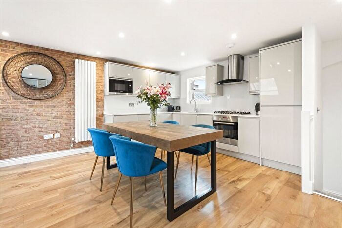 2 Bedroom Maisonette For Sale In Cavendish Road, London, SW12