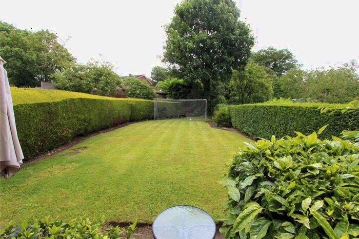 4 Bedroom Semi-Detached House To Rent In Deansway, London, Barnet, N2