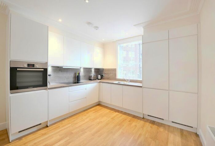 2 Bedroom Flat To Rent In Hamlet Gardens, Ravenscourt Park, London, W6