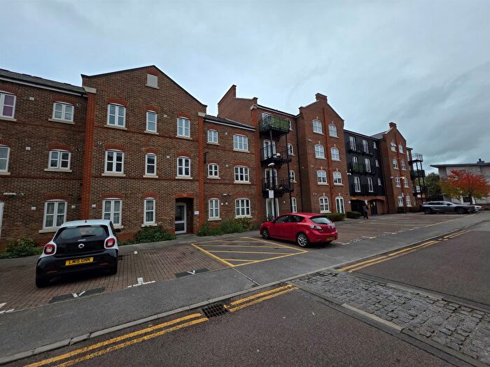 2 Bedroom Flat For Sale In Coxhill Way, Aylesbury, HP21