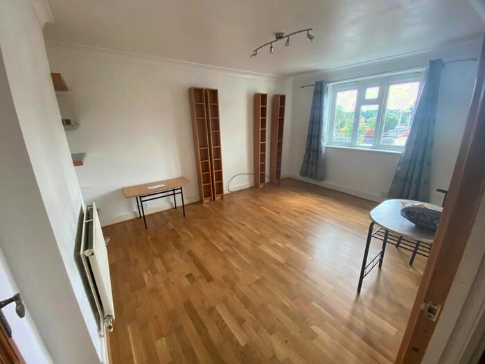 3 Bedroom Flat To Rent In Tamworth Lane, Mitcham, CR4