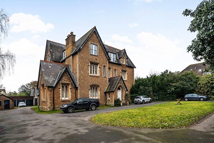 2 Bedroom Flat To Rent In Cross Lanes, Guildford, GU1