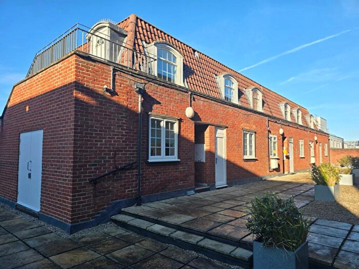 2 Bedroom Apartment For Sale In Fretherne Road, Welwyn Garden City, AL8