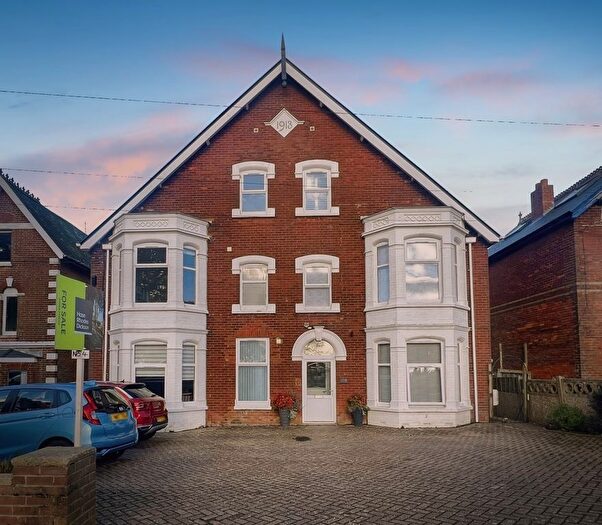 2 Bedroom Flat For Sale In Victoria Grove, East Cowes, Isle Of Wight, PO32