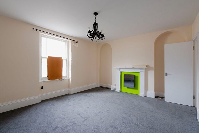 2 Bedroom Flat For Sale In High Street, Crediton, EX17
