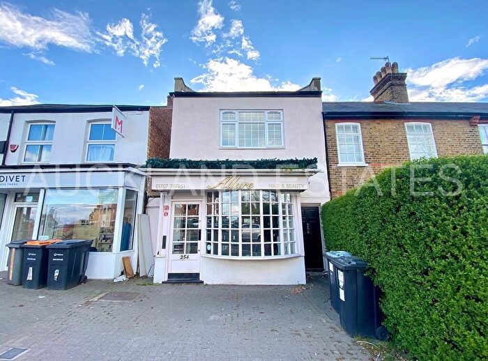 2 Bedroom Apartment To Rent In High Street, Potters Bar, EN6