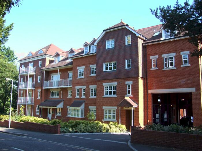 2 Bedroom Flat To Rent In Woking, GU22