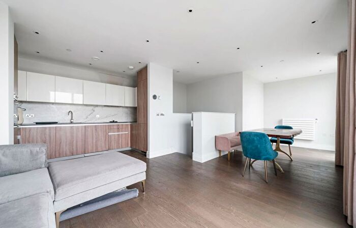 2 Bedroom Flat To Rent In Scarborough Street, Nook Apartments, E1