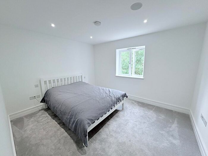 5 Bedroom Flat For Sale In Newgate Street, London, E4