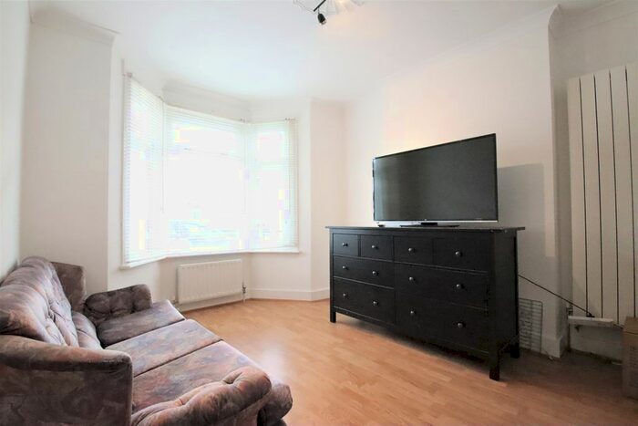2 Bedroom End Of Terrace House To Rent In Oval Road, Croydon, CR0