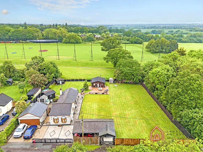 2 Bedroom Detached Bungalow For Sale In Wellington Road, Hullbridge, SS5