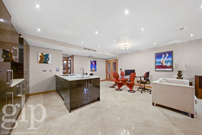 2 Bedroom Flat To Rent In Upper John Street, London, Greater London, Soho, W1F