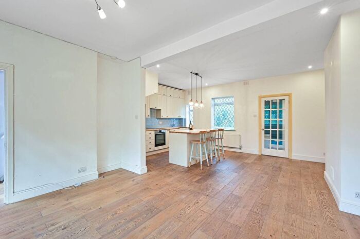 3 Bedroom Cottage For Sale In Brent Terrace, Temple Fortune, London, NW2