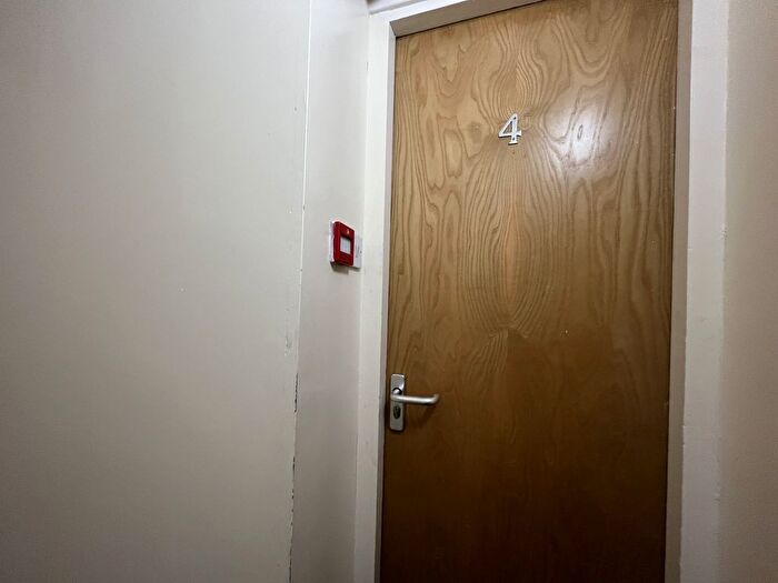 2 Bedroom Flat To Rent In Regent Park Terrace, Leeds, West Yorkshire, LS6