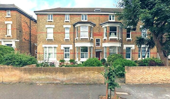 3 Bedroom Flat To Rent In Cumberland Park, London, W3