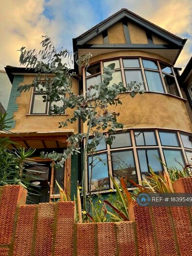 3 Bedroom Semi-Detached House To Rent In Greenway Avenue, London, E17