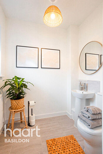 3 Bedroom Semi-Detached House For Sale In Ghyllgrove Place, Basildon, SS14