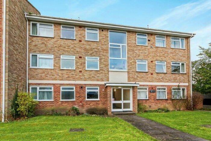 2 Bedroom Flat To Rent In Jordans Close, Guildford, GU1