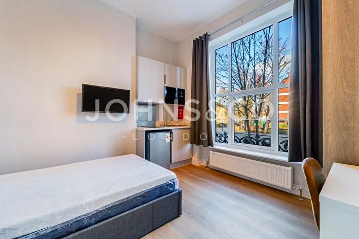 Studio To Rent In Uxbridge Road, Hammersmith, London, W12