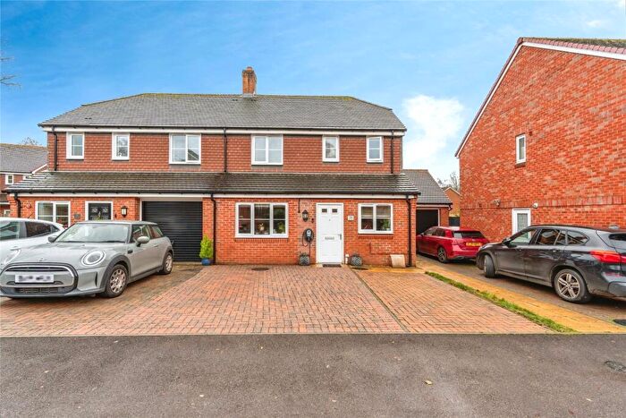 3 Bedroom Semi-Detached House For Sale In Baddesley Close, North Baddesley, Southampton, Hampshire, SO52