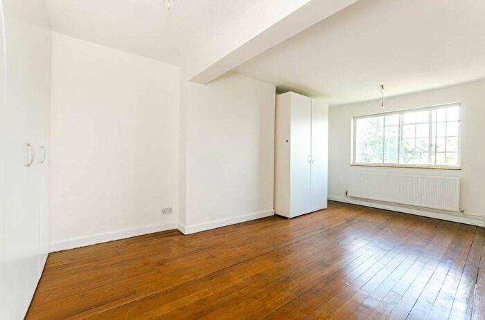 3 Bedroom Flat For Sale In Queens Avenue, Muswell Hill, London, N10
