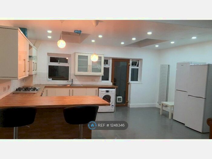 4 Bedroom Terraced House To Rent In Lincoln Rd 8Lp, London E13