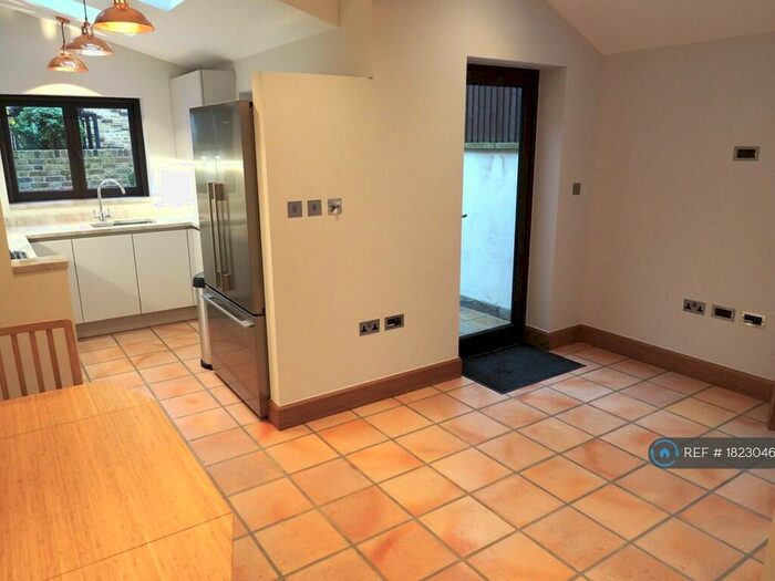 2 Bedroom Flat To Rent In Ellesmere Road, London, E3