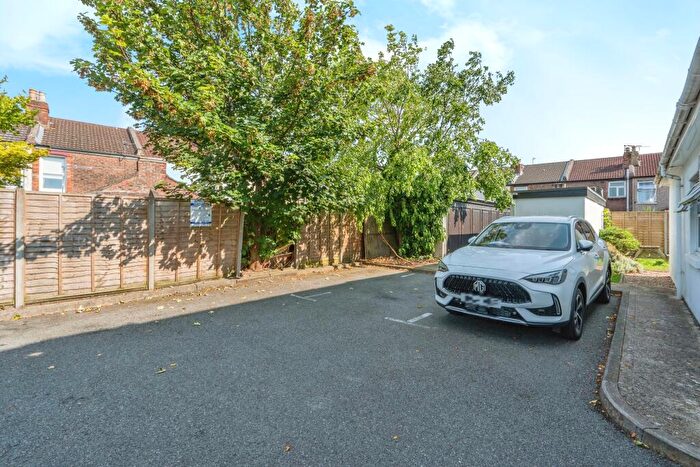 1 Bedroom Flat For Sale In Manor Park Avenue, Portsmouth, Hampshire, PO3