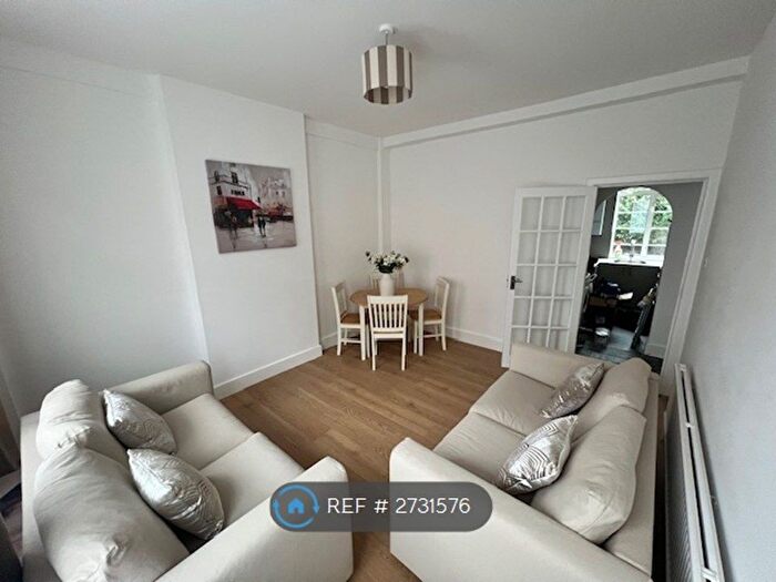 2 Bedroom Flat To Rent In Hamlet Gardens, London, W6