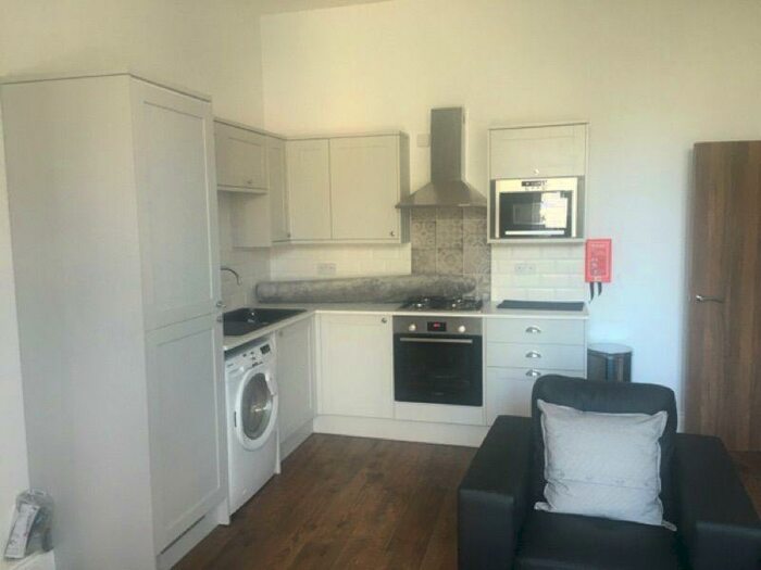2 Bedroom Flat To Rent In Clarendon Road, Leeds, West Yorkshire, LS2