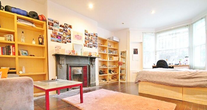 3 Bedroom Flat To Rent In Hillmarton Road, London, N7