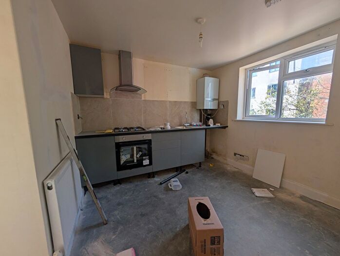 3 Bedroom Flat To Rent In Prout Grove, London, London, NW10