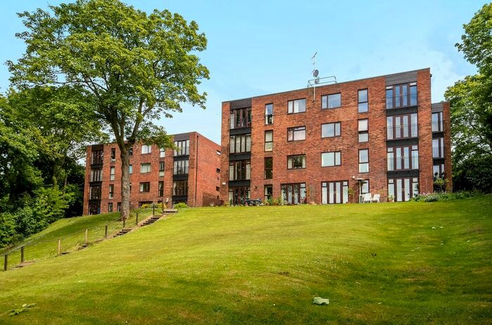 2 Bedroom Flat To Rent In Mallards Reach, Weybridge, Surrey, KT13