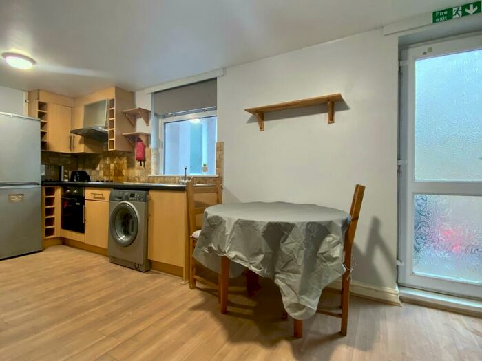 2 Bedroom Apartment To Rent In Penarth Road, Grangetown, CF11