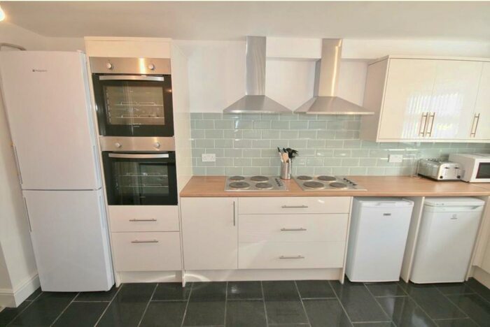 6 Bedroom House To Rent In Jubilee Drive, L7