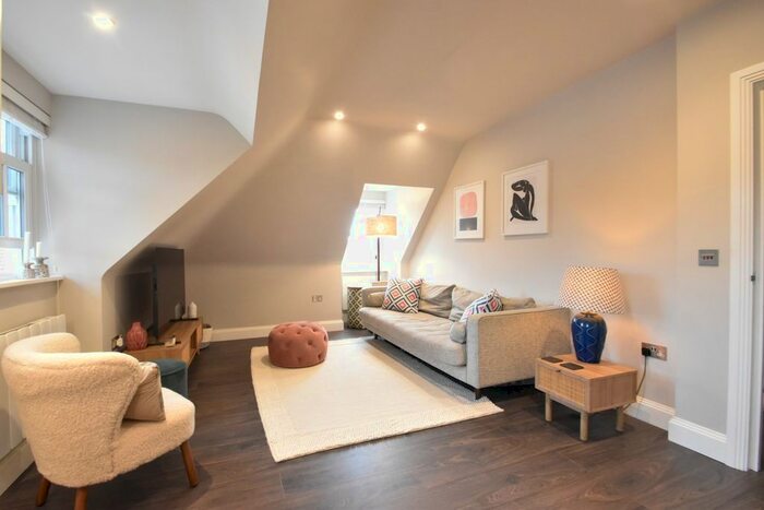 1 Bedroom Flat To Rent In Baker Street, Weybridge, KT13