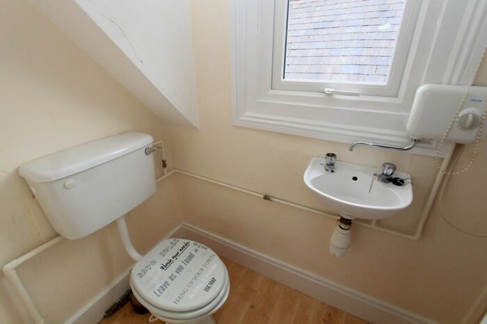 2 Bedroom Flat To Rent In Chapel Street, Petersfield, Hampshire, GU32
