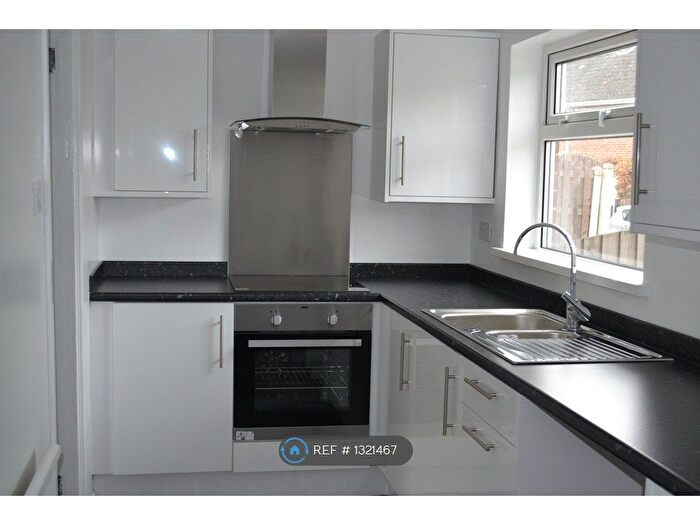 3 Bedroom Semi-Detached House To Rent In Moorbridge Cresent, Barnsley, S73