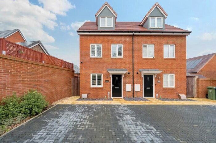 3 Bedroom Semi-Detached House To Rent In Donnington Grove, Binfield, Bracknell, Berkshire, RG42