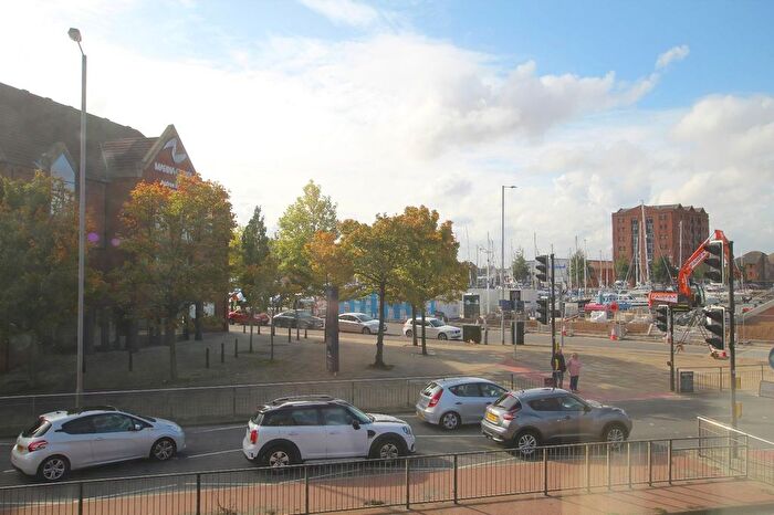 1 Bedroom Flat To Rent In Trinity Court, Fish Street, Hull, East Riding Of Yorkshire, HU1