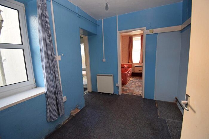 3 Bedroom Flat For Sale In Queens Road, Criccieth, LL52