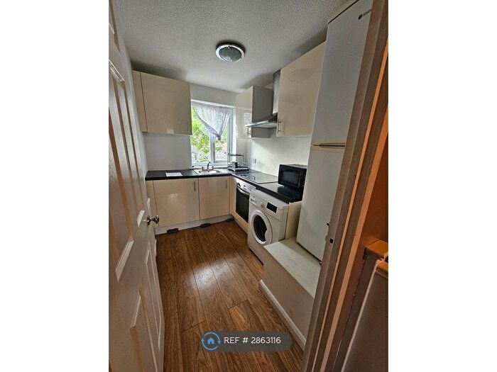 1 Bedroom Flat To Rent In Pier Way, London, SE28