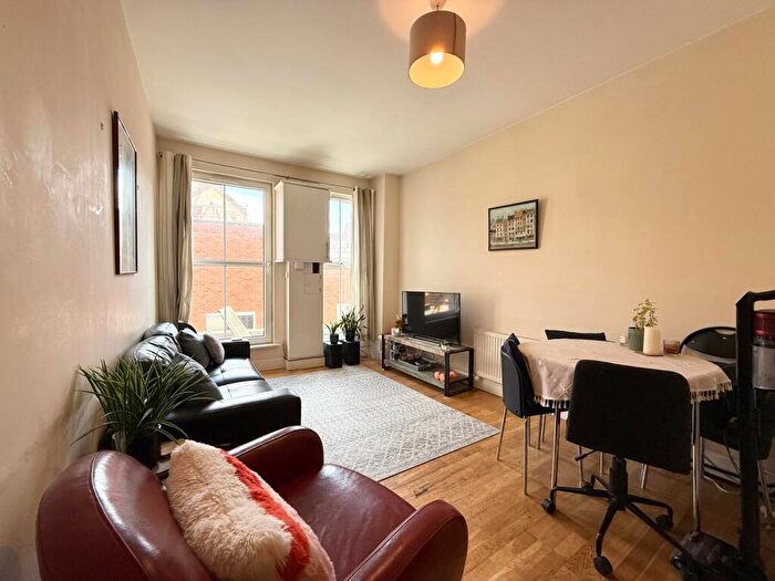 2 Bedroom Flat To Rent In St Johns Road, Clapham Common, SW11