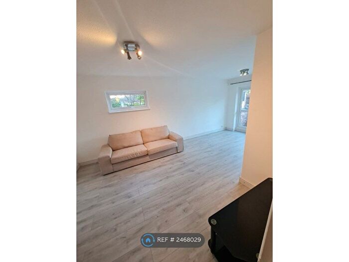 2 Bedroom Flat To Rent In Cranes Drive, Surbiton, KT5