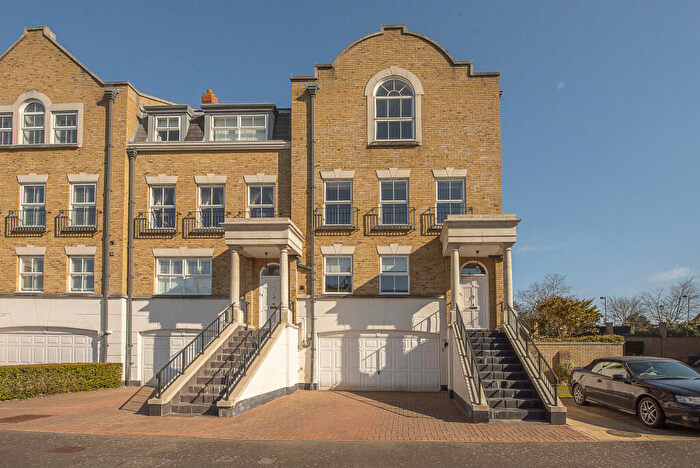 5 Bedroom Semi-Detached House For Sale In Clearwater Place, Surbiton, KT6