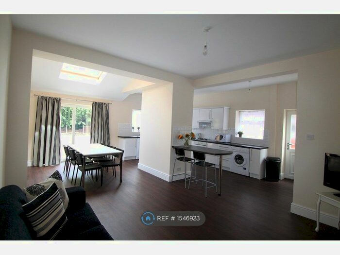 4 Bedroom Semi-Detached House To Rent In Finchley, Manchester, M14