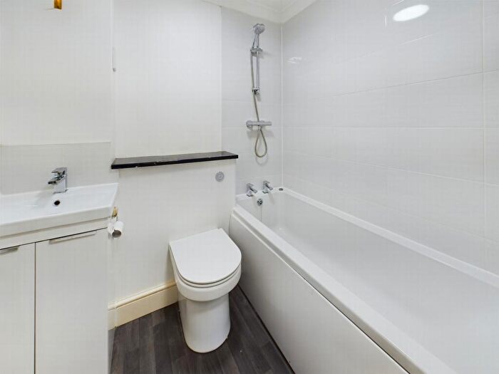 1 Bedroom Flat For Sale In Great Heathmead, Haywards Heath, RH16