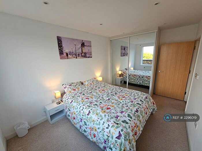 2 Bedroom Flat To Rent In Duckham Court, London, E14