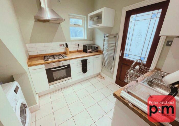 2 Bedroom Apartment To Rent In Steele Road, Tottenham, N17