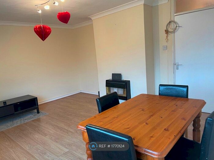 2 Bedroom Flat To Rent In Chadwick Avenue, London, E4